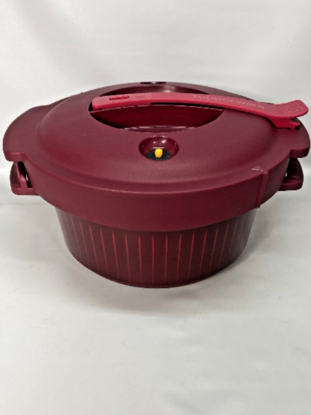 Tupperware Microwave Pressure Cooker with Lid 3 Qt. 3 L. - 7643A-1 Cranberry Red